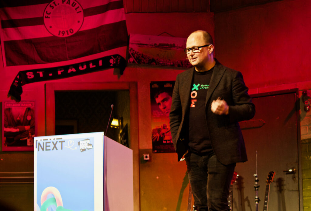 Samuel West on the Reeperbahn stage